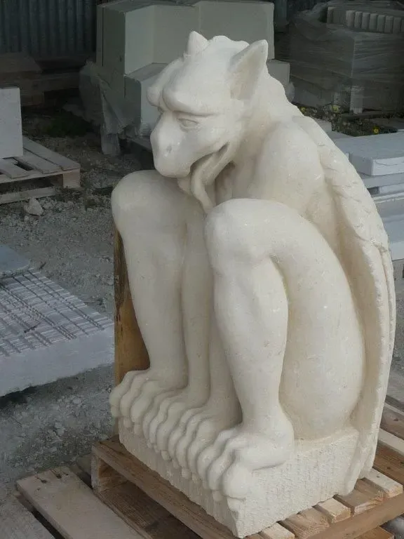 Taille de pierre à  Maves