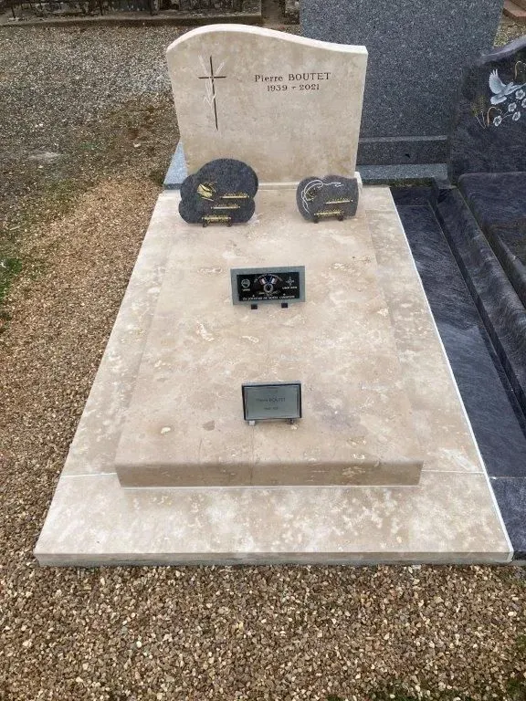 Gravure sur pierre à  Maves